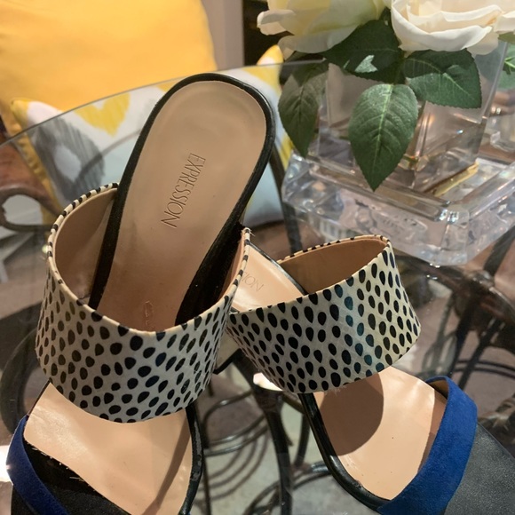 Cute blue, black and white sandals. Gold block heel. - Picture 2 of 3